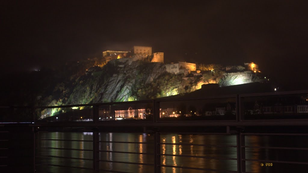 Vista de la fortaleza de Coblenza (Koblenz) de noche con niebla, Кобленц