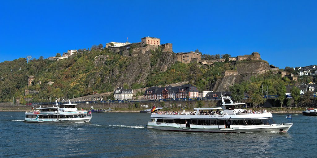 Fahrgastschiffe "La Paloma" und "Königsbacher" auf dem Rhein vor der Festung Ehrenbreitstein, Кобленц