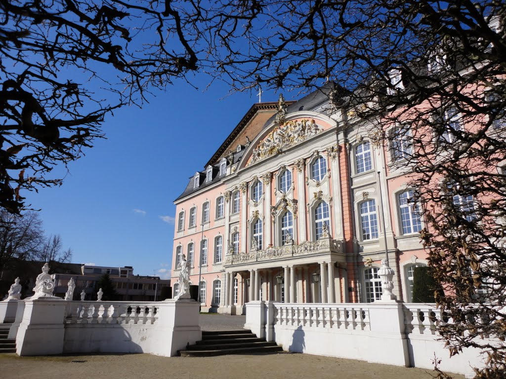 Kurfürstliches Palais - Blick in den Schloßgarten. Trier, Germany., Трир