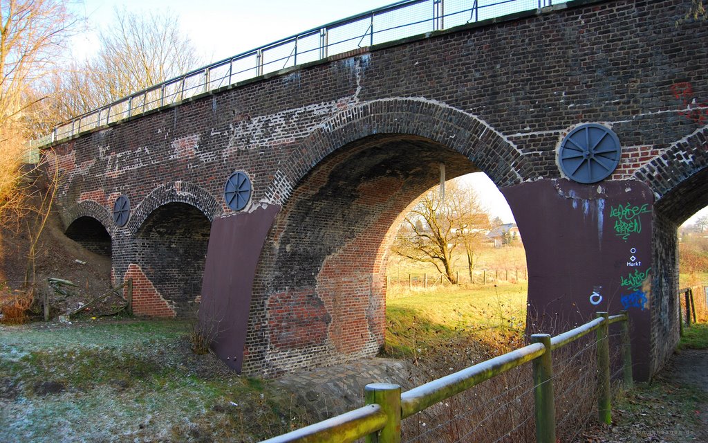 Green Gate Bridge over the Emscher Brook (Ruhr Dortmund / Germany) :: Historische Feldchenbahnbrücke über die Emscher, Айзерлон