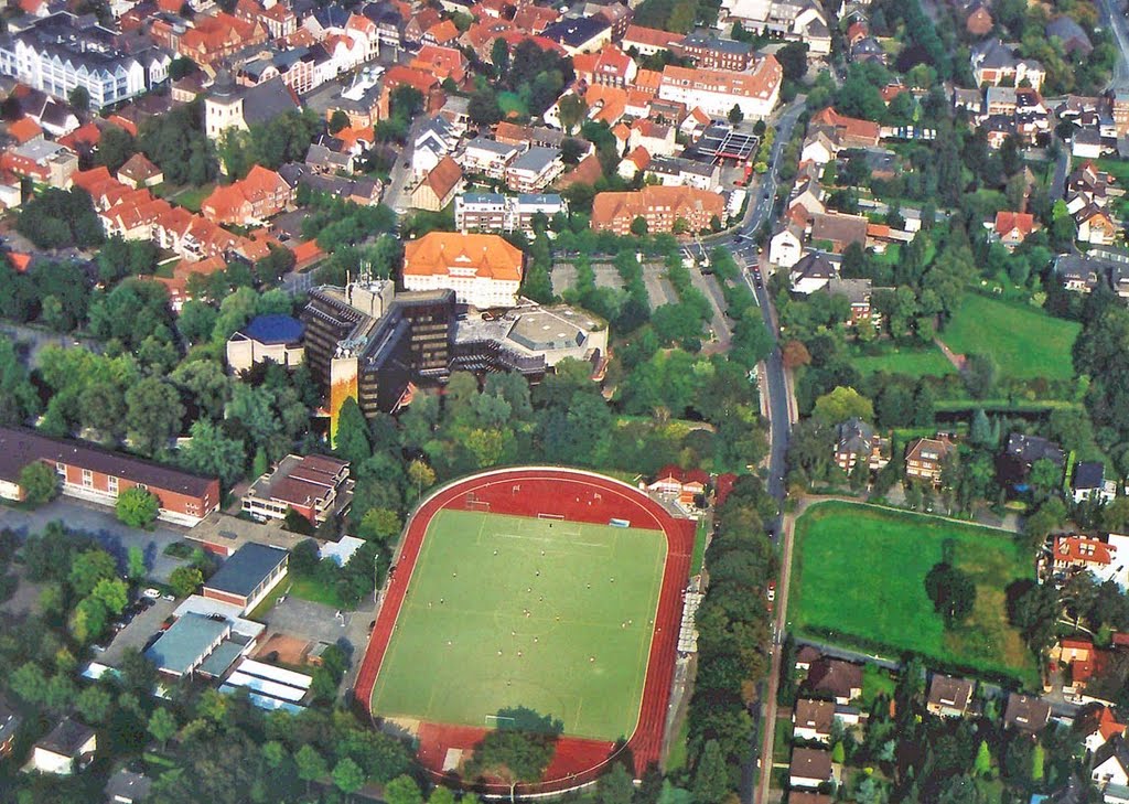Sportplatz und Rathaus, Ален