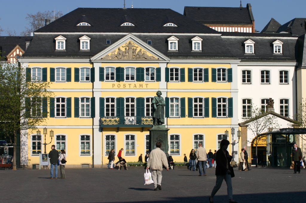 Palais Fürstenberg  (heute Hauptpost) und Beethovendenkmal in Bonn, Бонн