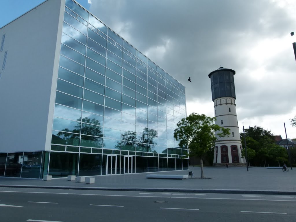Neue Stadthalle und Wasserturm in Gütersloh, Гутерсло