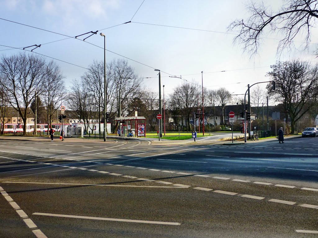 Mündelheimer Str. mit der Straßenbahn-Endhaltestelle "Mannesmann Tor 2" (Duisburg-Hüttenheim) / 28.01.2012, Дойсбург