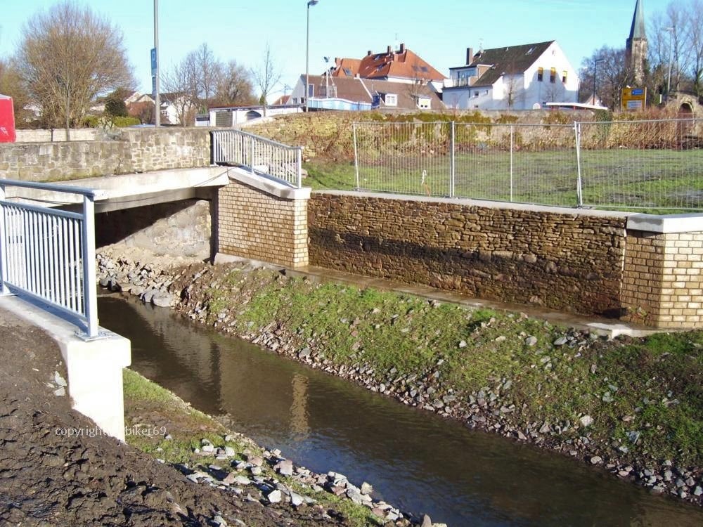 Restaurierte historische Mauer, wiederentdeckt bei der renaturierung der Emscher, Дурен