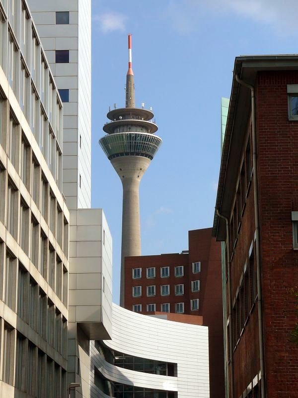 ¤{B} -Düsseldorf der Fernsehturm im Mittelpunkt, Дюссельдорф