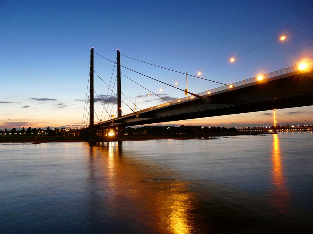 Düsseldorf-Rheinkniebrücke-Abendstimmung, Дюссельдорф