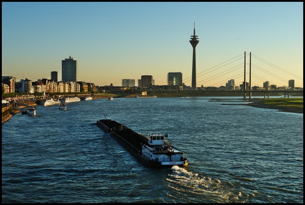 The Skyline of Düsseldorf and the River Rhine - Germany - [By Stathis Chionidis], Дюссельдорф