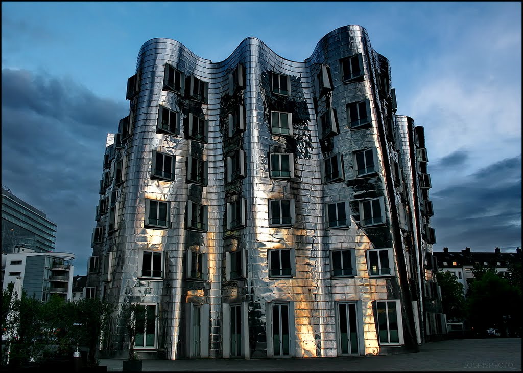 Gehry am Abend  /  Gehry at evening - Moderne Architektur im Medienhafen Düsseldorf, Germany, Дюссельдорф
