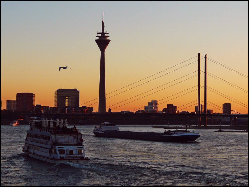Skyline of Düsseldorf and the River Rhine - Germany - [By Stathis Chionidis], Дюссельдорф
