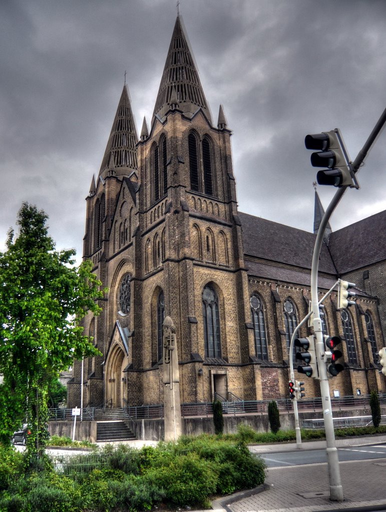 Die Solinger St.-Clemens-Kirche erhielt in den 60er Jahren ihre Betonspitzen. St. Clemens ist der Schutzpatron der Stadt Solingen, Золинген