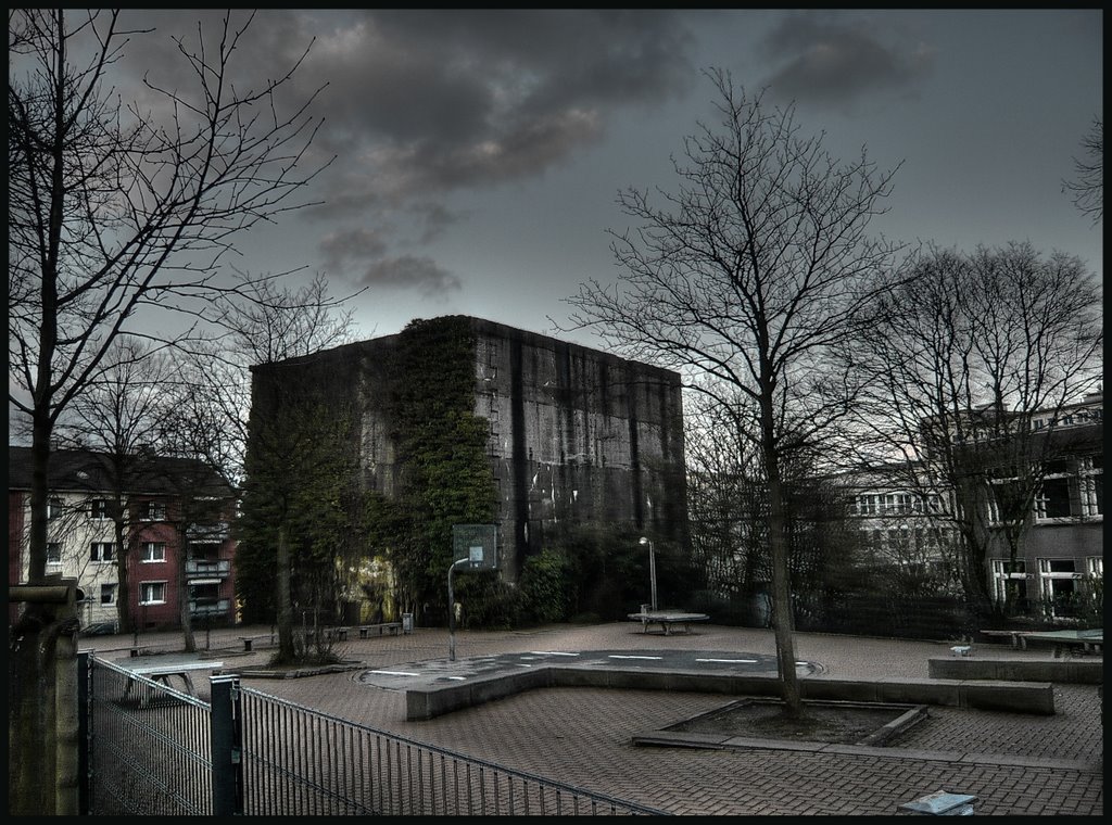 1938	 9. November: Reichspogromnacht - Zerstörung der Synagoge, der jüdischen Friedhofskapelle, sowie jüdischer Geschäfte und Wohnungen. An Stelle der Synagoge errichteten die Nazionalsozialisten einen Hochbunker., Золинген