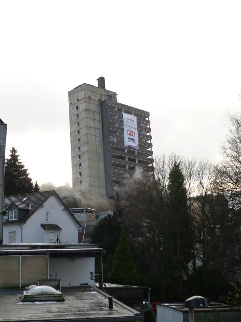 Am 18. Dezember 2011 um 14.19 Uhr bringen etwa 100 kg Sprengstoff das 68 m hohe ehemalige Solinger Turmhotel zum Einsturz. Die Sprengung war ursprünglich für 13.00 Uhr geplant, musste aber aufgrund von Schwierigkeiten bei der Evakuierung und Problemen mit, Золинген