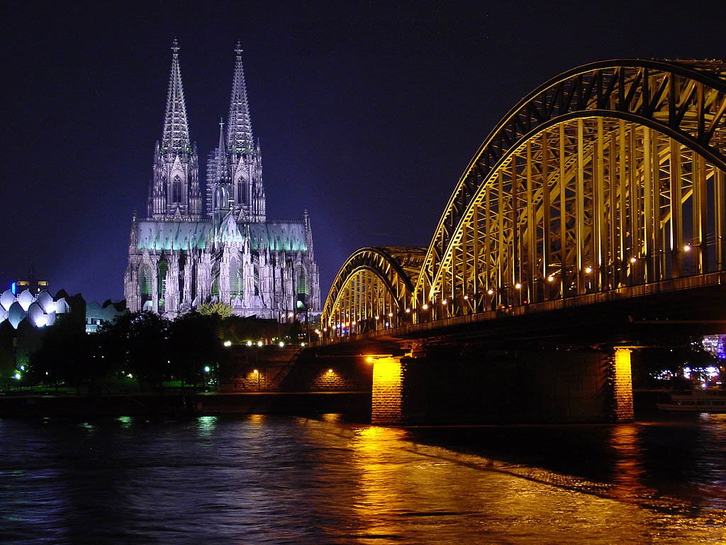 Cologne-Köln - Dom im Hintergrund der Hohenzollernbrücke bei Nacht (by night), Кёльн