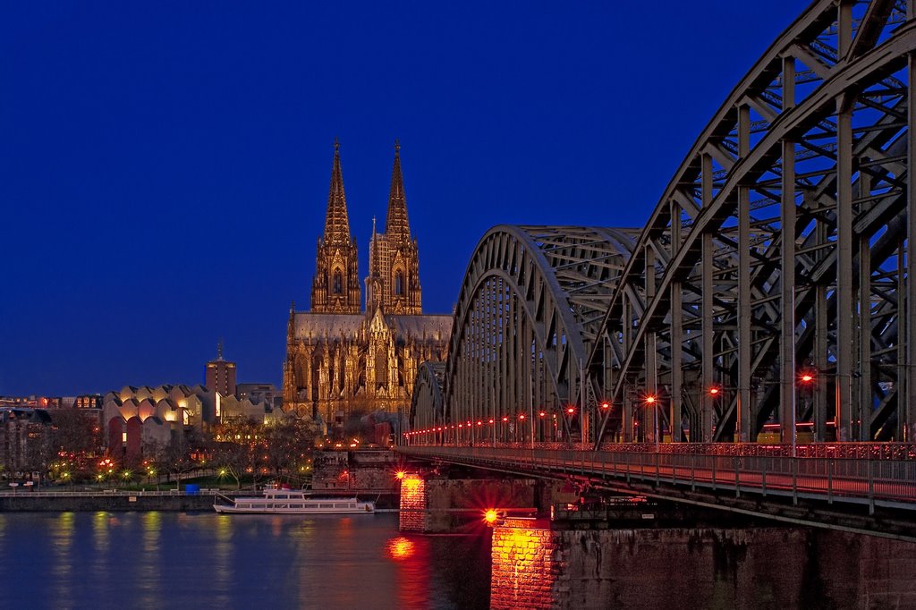 Die Hohenzollernbrücke und der Kölner Dom bei Sonnenaufgang., Кёльн