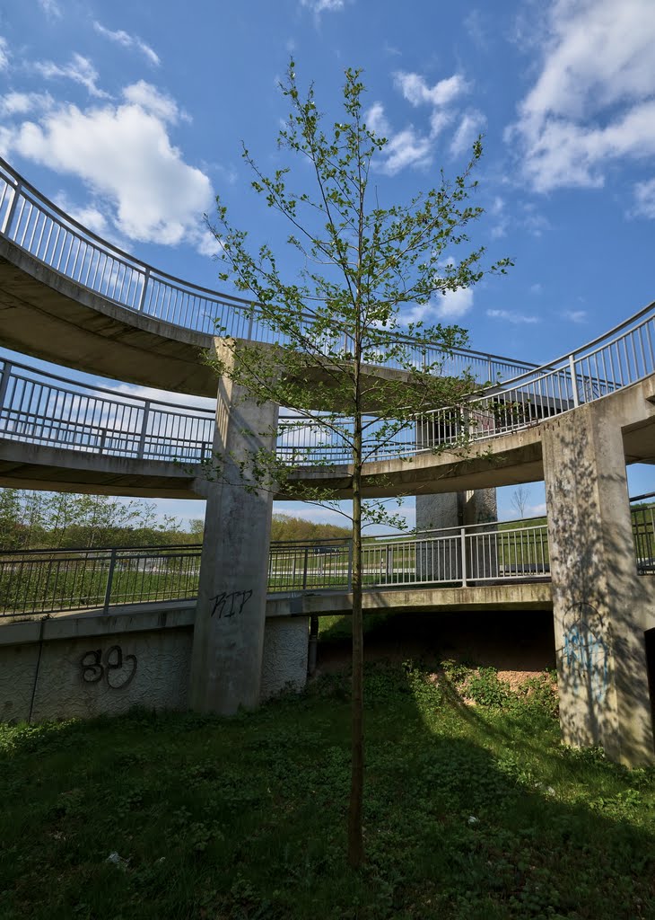 Senkrechtpanorama eingesperrter Baum im Kreisel der Brücke, Малхейм-ан-дер-Рур