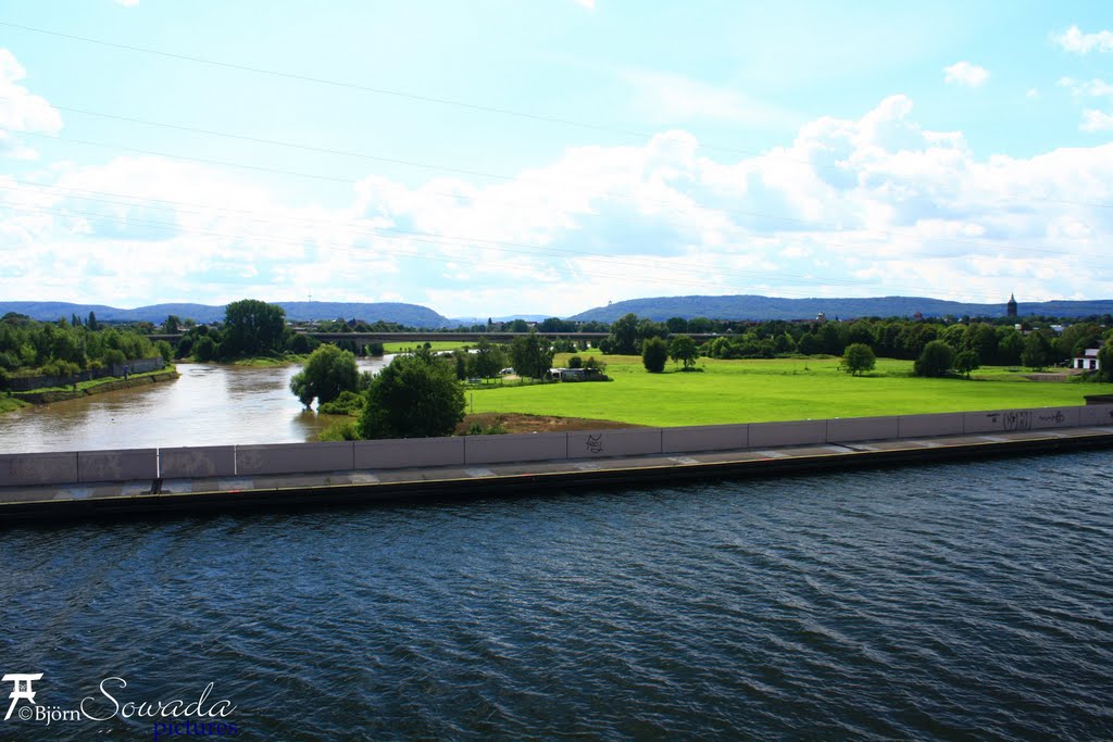 Blick über den Mittellandkanal und die Weser, dahinter Minden (Westf.), Минден