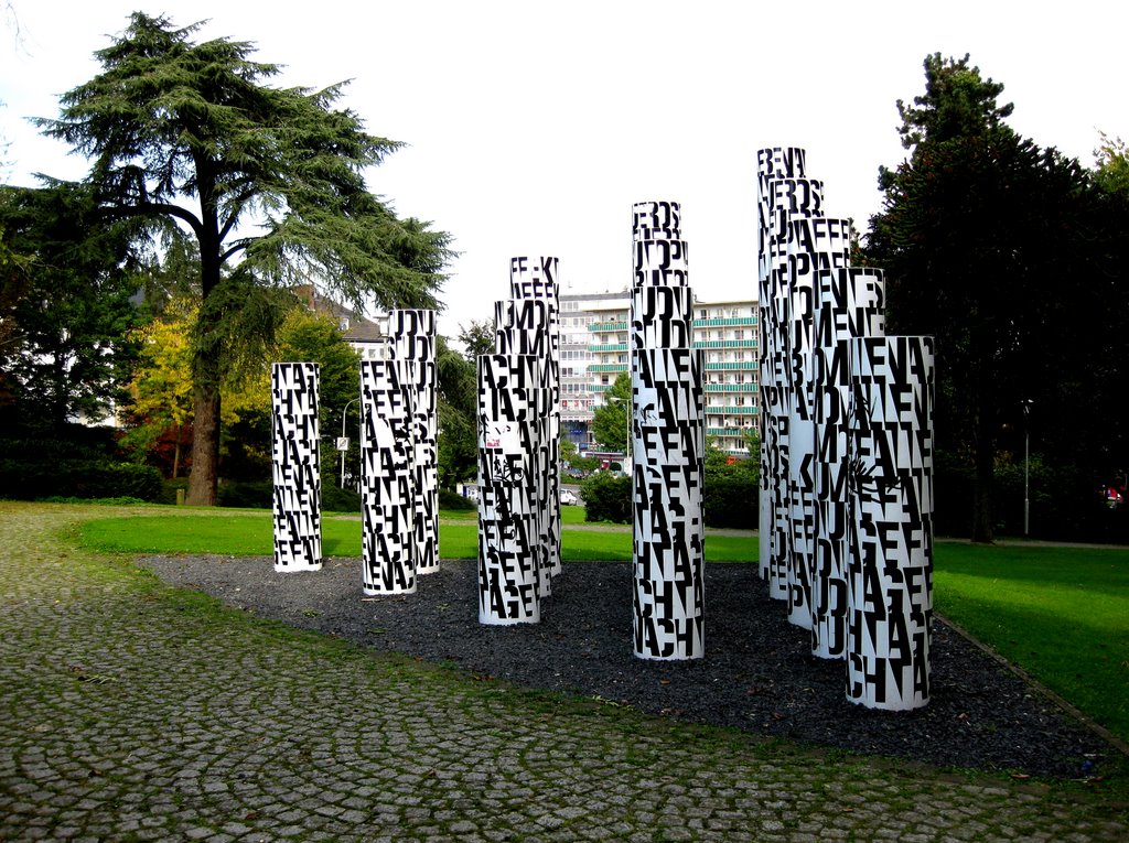Skulptur "Lesewald" (2004, von Ferdinand Kriwet) im Hans-Jonas-Park (2008), Монхенгладбах