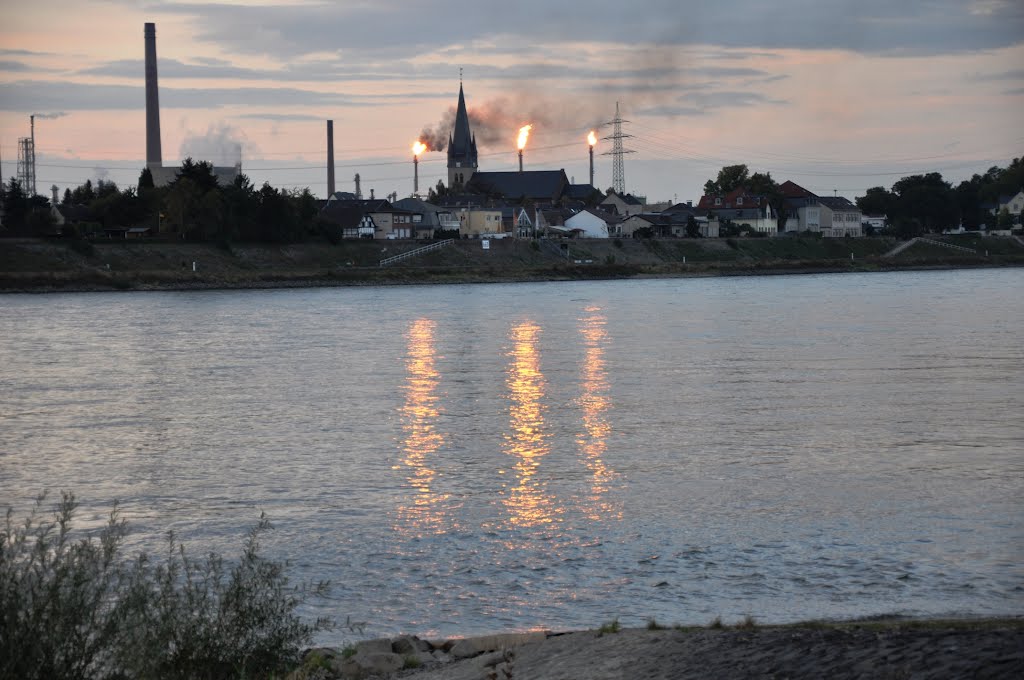 Rhein - Impressionen mit Shell - Raffinerie im Hintergrund. Abgelichtet im September 2012, Нидеркассель