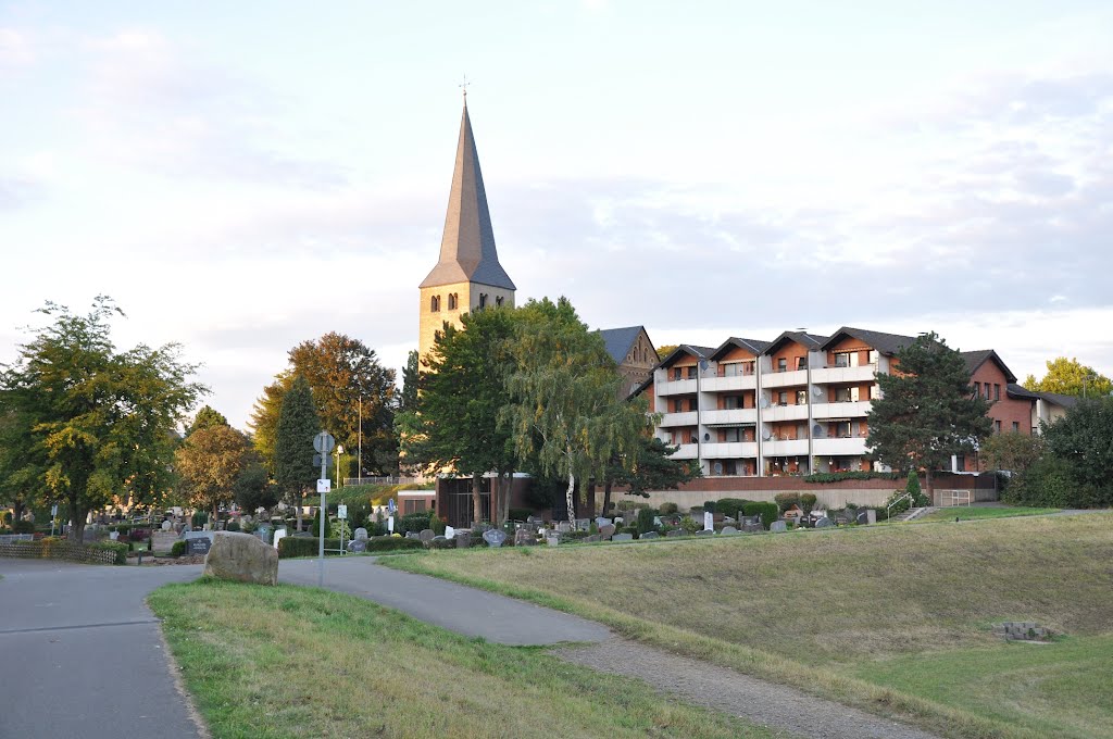 "Sankt Matthäus" in Niederkassel / Germany. Abgelichtet im September 2012, Нидеркассель