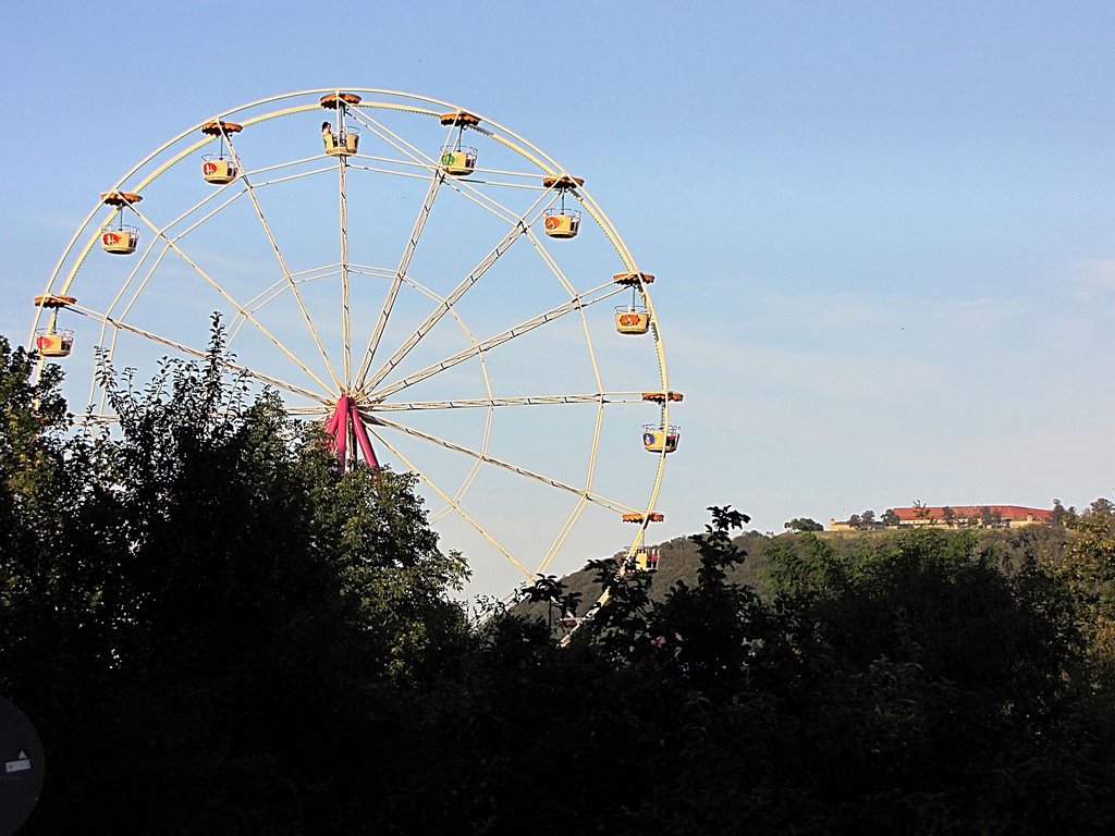 Riesenrad am Volksfest mit Wülzburg im Hintergrund, Вайсенбург