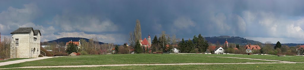Panorama am Römerkastell Biriciana mit dem Nordtor, Zentralschule, Ellinger Tor, St. Andreas und Spital Kirche und Wülzburg, Вайсенбург