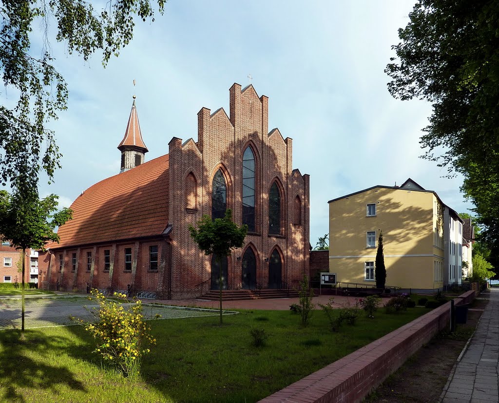 Kirche mit Tonnengewölbe an der Goethestraße in Waren, Варен