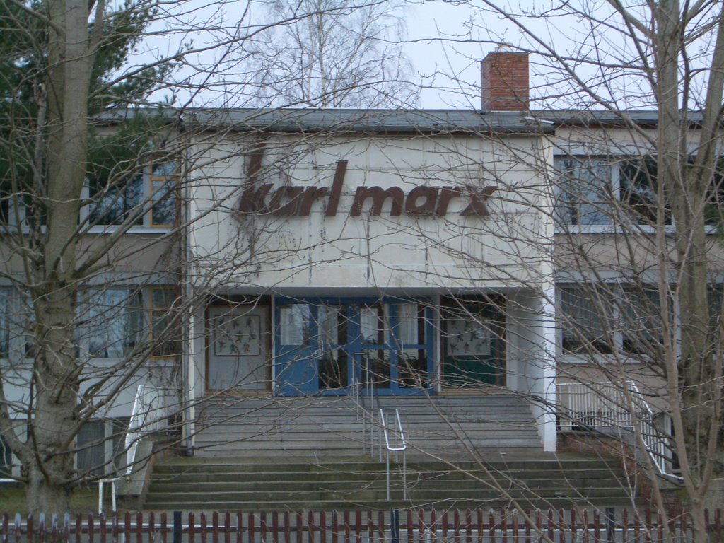 Karl Marx Schule Eingang, Гарделеген