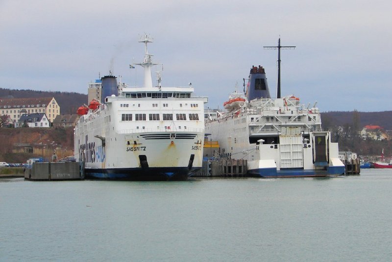Sassnitz - Fährschiffe "Sassnitz" und "Rostock" im Hafen, Засниц
