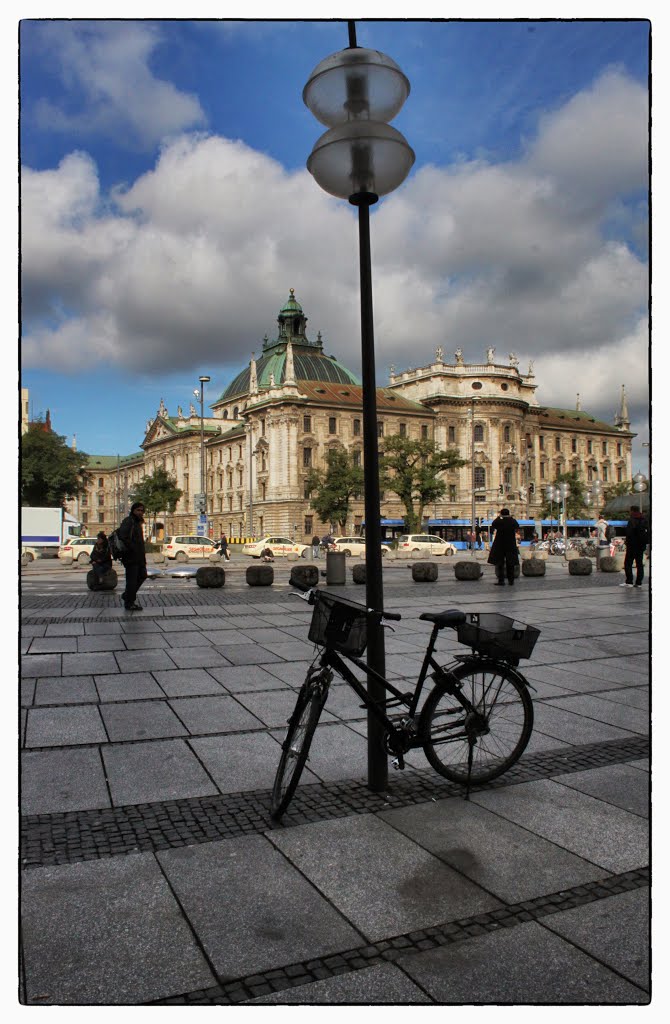 Jai laissé mon vélo près du Ministère Bavarois pour la protection de la Justice et de la Consommation ... mais ... après la réunion de travail, je le reprends, Мюнхен