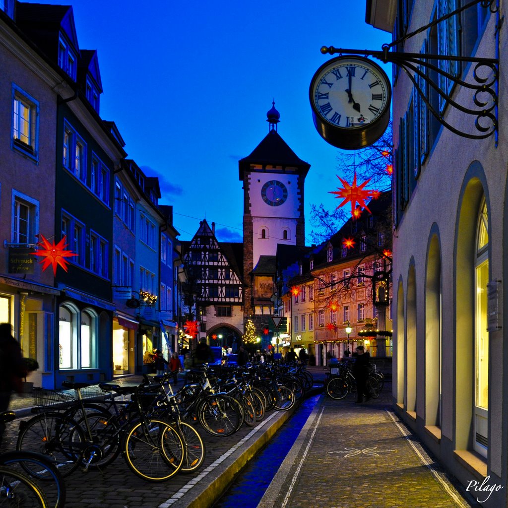 Freiburger Altstadt in der Blauen Stunde ¦ pilago, Фрайбург