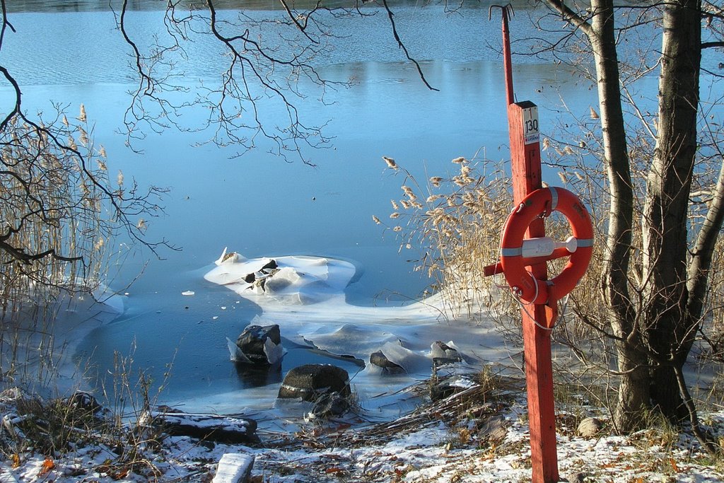 November ice at Töölönlahti, Хельсинки