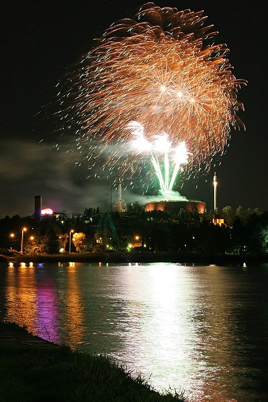 Fireworks over Linnanmäki amusement park, Хельсинки