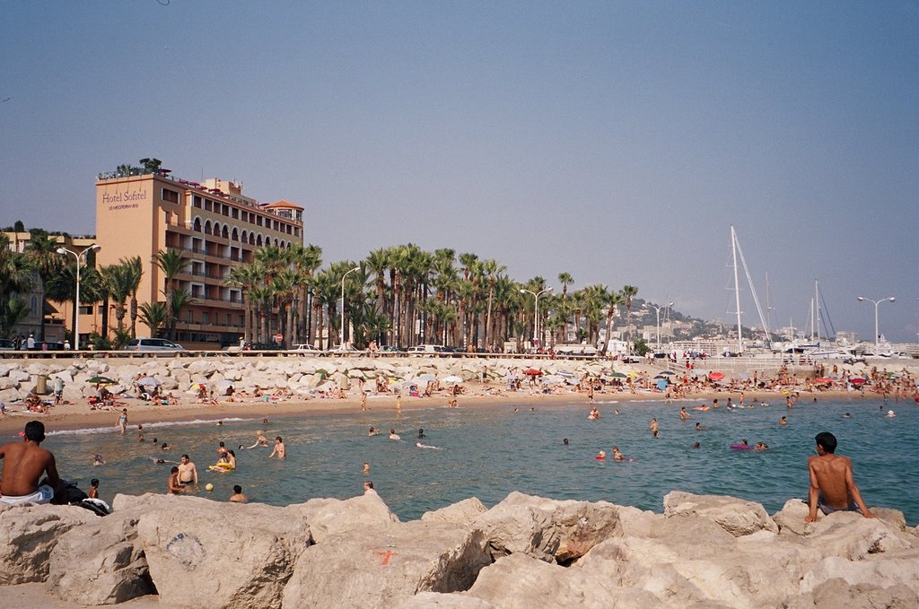 Cannes egy strandja / A beach in Cannes, Канны