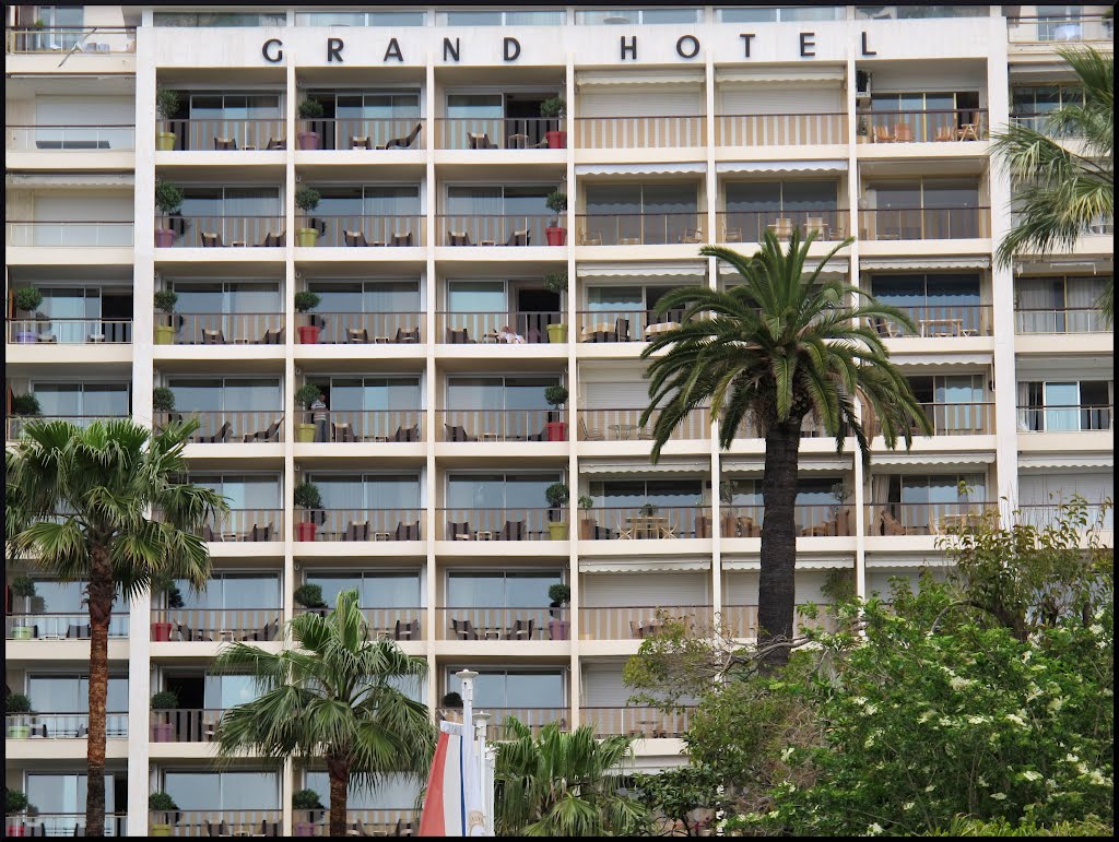 Cannes, GRAND  HOTEL,.....der Mann im gestreiften Polo!, Канны