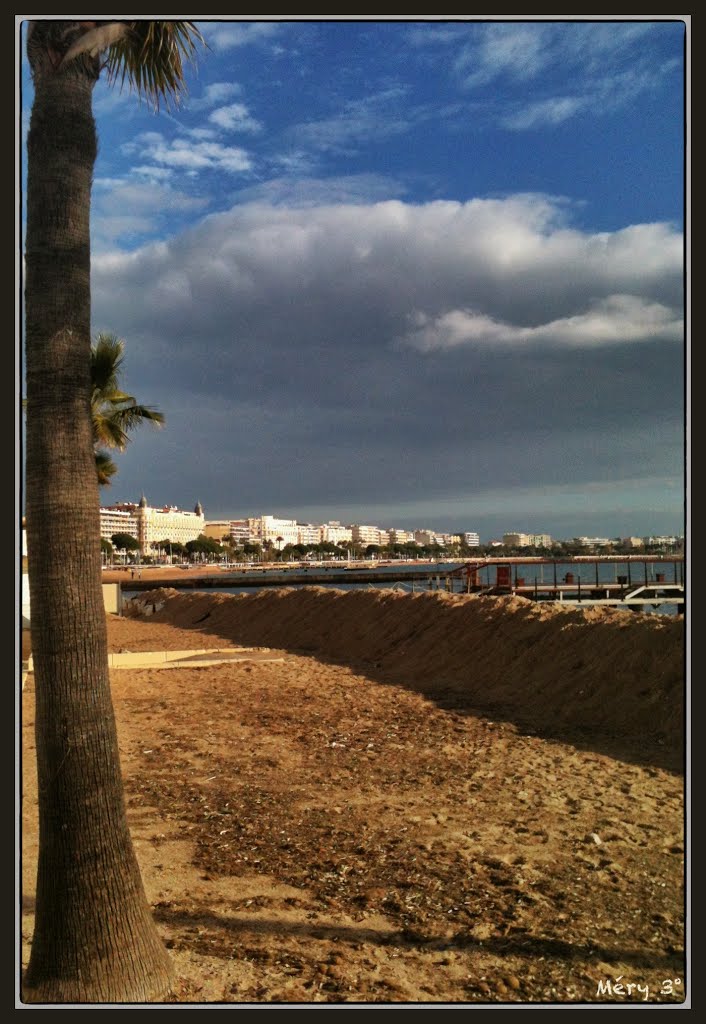 La plage de Cannes en automne.  (photo/téléphone), Канны