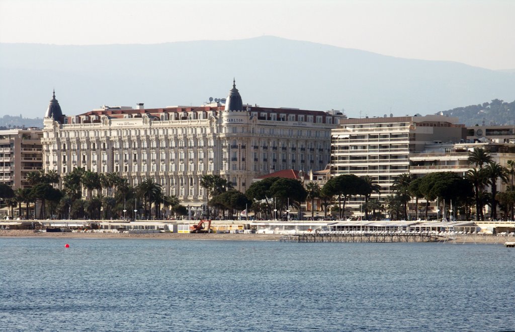 Cannes - new harbor - view to majestic hotels, Канны