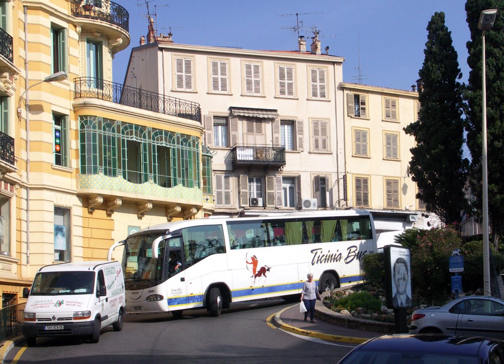 Cannes - A traffic meeting with one Bus, one transporter, and 200 cars (mazing throughout the city :), Канны