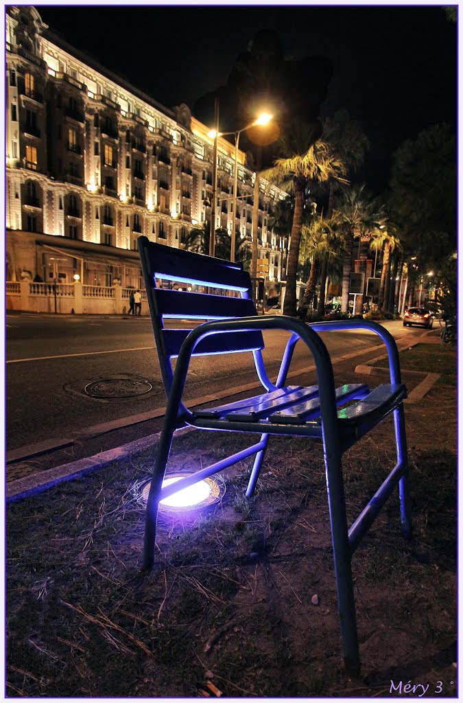 Cannes: une "chaise bleue de la Croisette", la nuit devant le Carlton - (A "blue chair of the Croisette", the night front of the Carlton), Канны