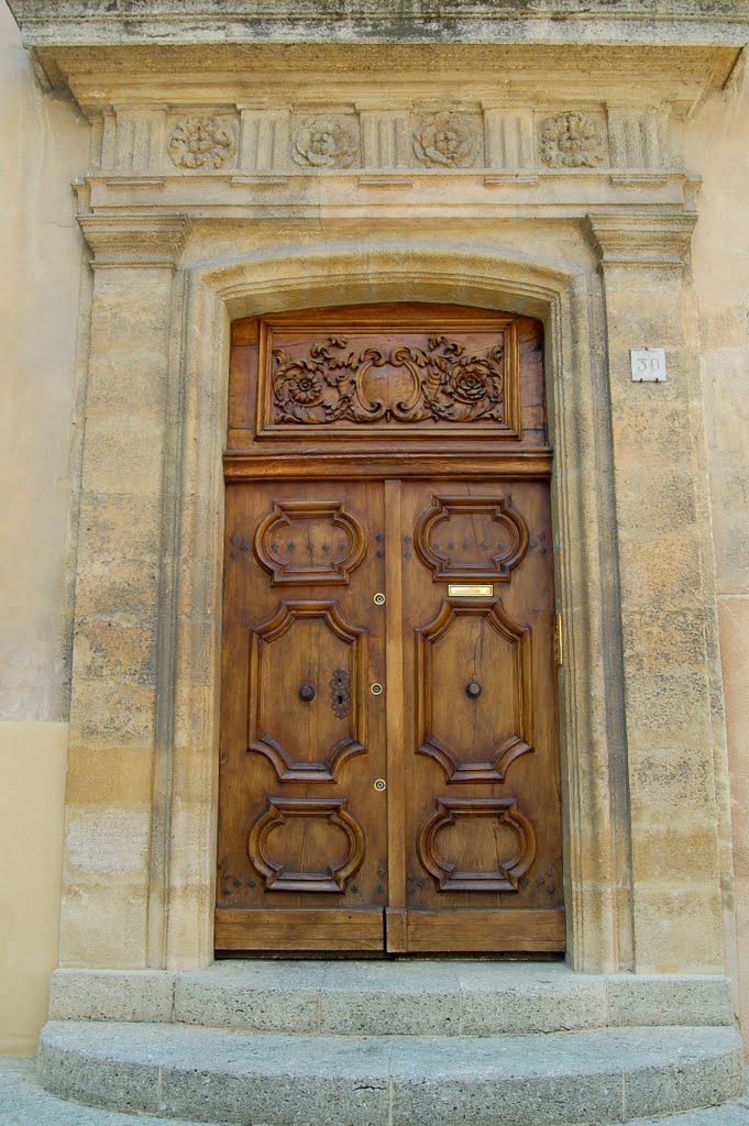 La porte de la maison du Prévôt du Chapitre, А-ен-Провенс