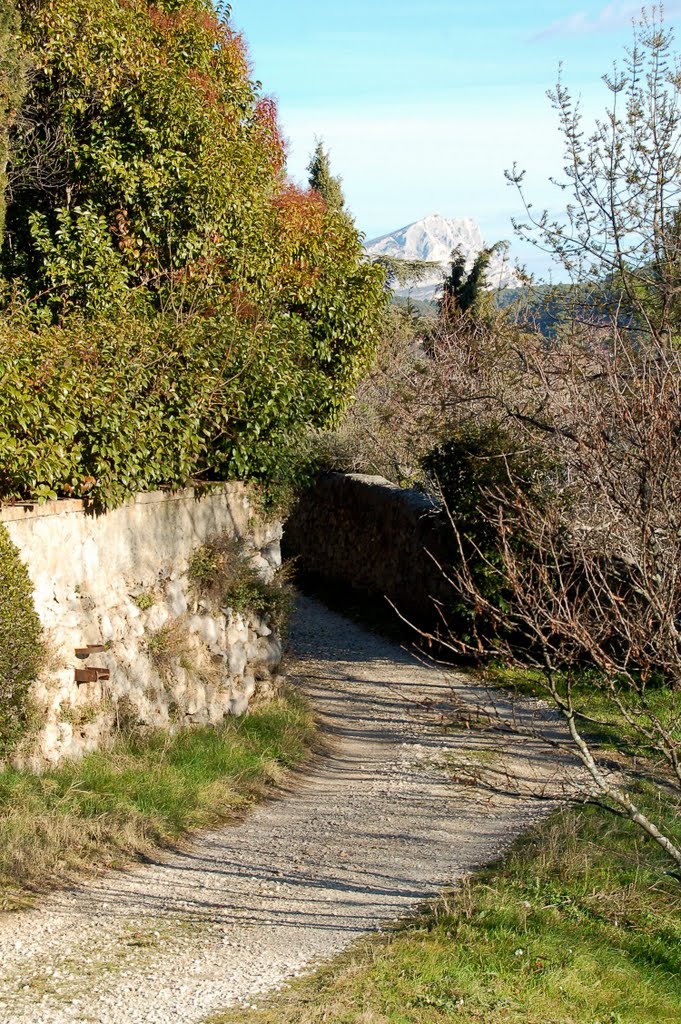 Le Chemin vers la Butte des Trois Moulins, А-ен-Провенс