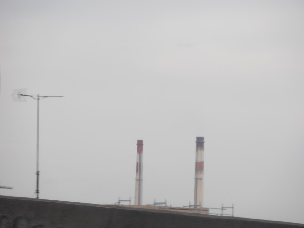 Les deux cheminées de la centrale EDF de Vitry sur Seine vue depuis l A 86 à hauteur de Choisy le Roi le 22/10/13., Витри