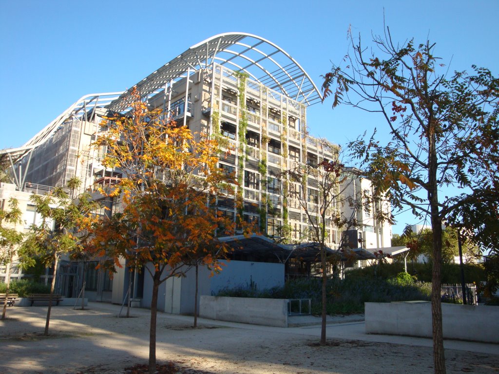 Jardin Biopark (créé en 2007), façade végétalisée, Иври