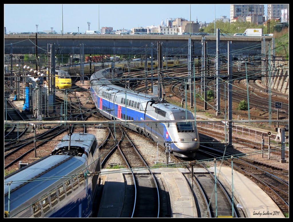 TGV Duplex serpentant sur ces voies., Иври