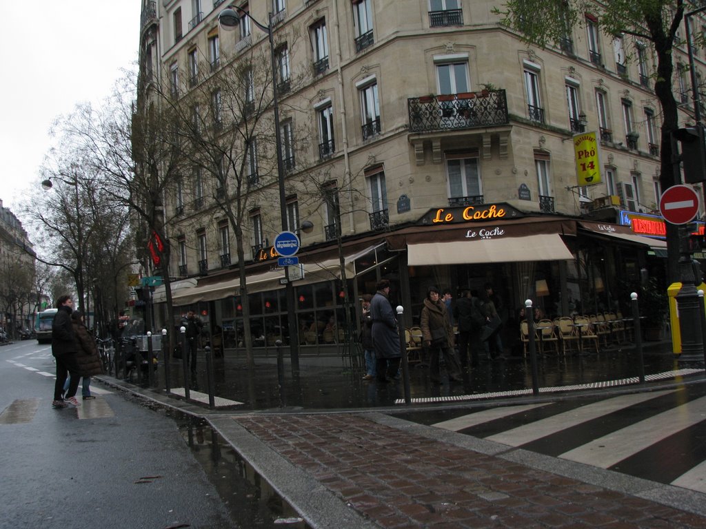 beautiful typical parisian street caffee, Иври