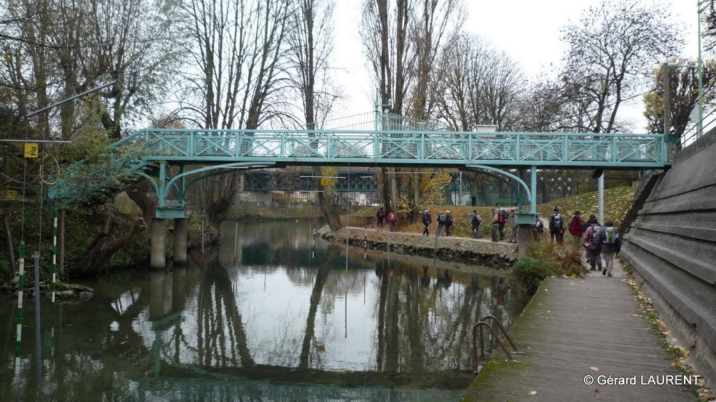 Champigny - bras de la Marne et le pont vers lile du martin pêcheur, Сен-Мар-дес-Фоссе