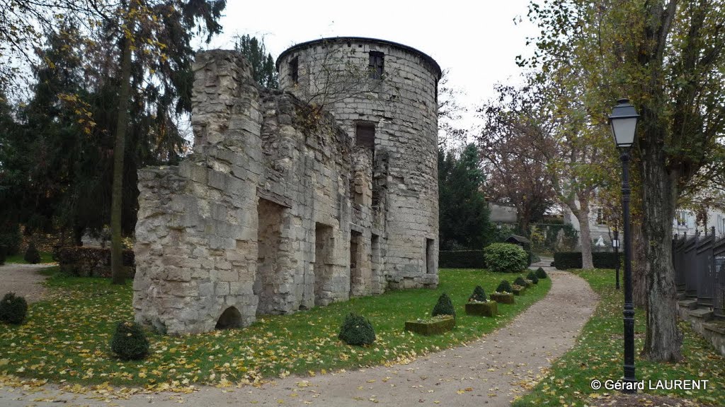 St Maur - Ruines de lancienne abbaye. Fondée en 639 et démolie en 1751, Сен-Мар-дес-Фоссе