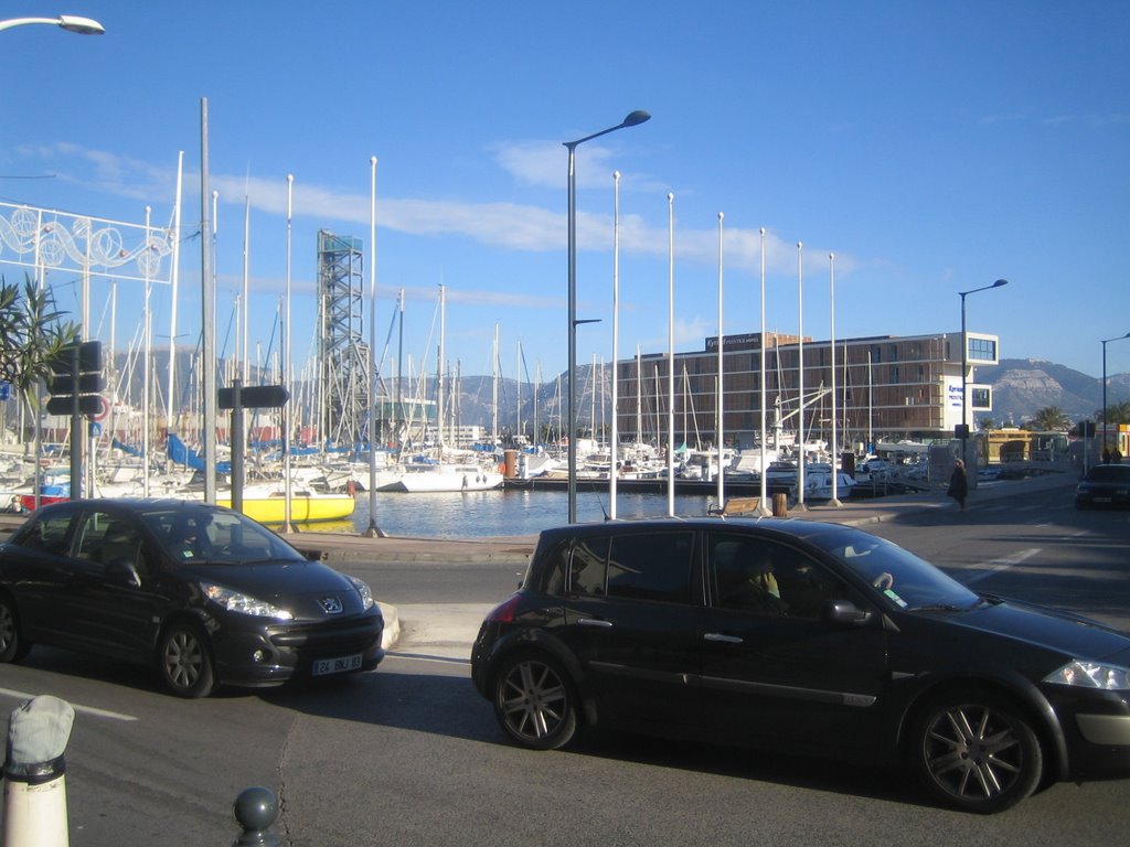 Le port de la Seyne avec le pont de lex Chantier Naval en belvédère et  lhotel Kyriad en lieu et place de La Rotonde, Ла-Сен-сюр-Мер