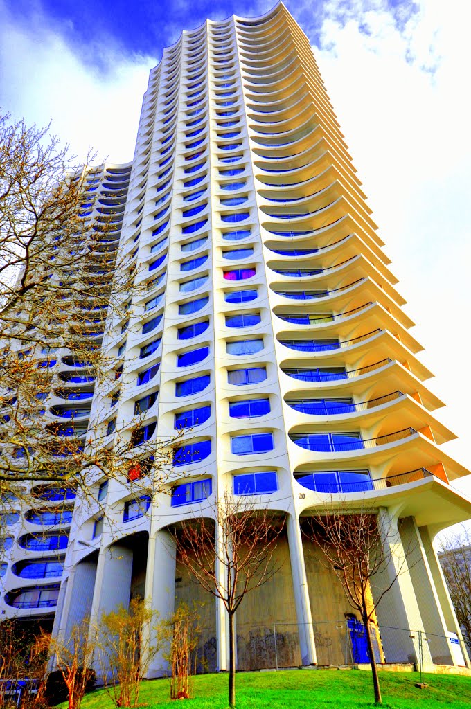 La tour des horizons -RENNES -1970 par Georges Maillols - Cest la naissance du premier immeuble de grande hauteur (IGH) de France à usage dhabitation., Ренн