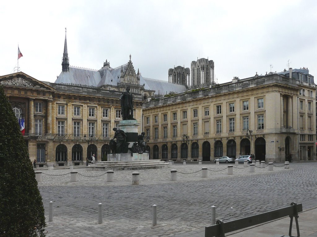 Reims: Place royal, statue de LouisXV et le toit de la cathédrale., Реймс